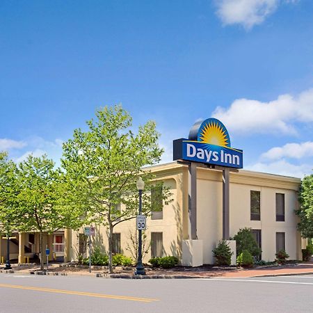 Days Inn By Wyndham Silver Spring Bagian luar foto