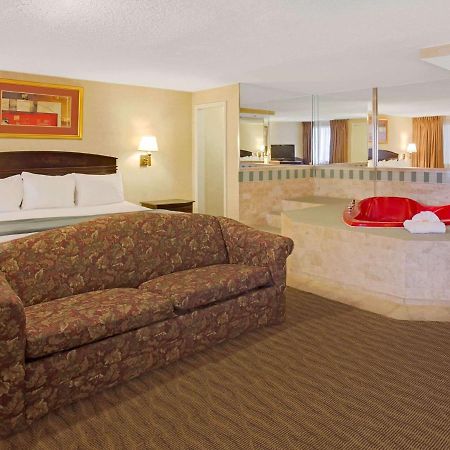 Days Inn By Wyndham Silver Spring Bagian luar foto