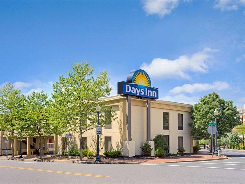 Days Inn By Wyndham Silver Spring Bagian luar foto