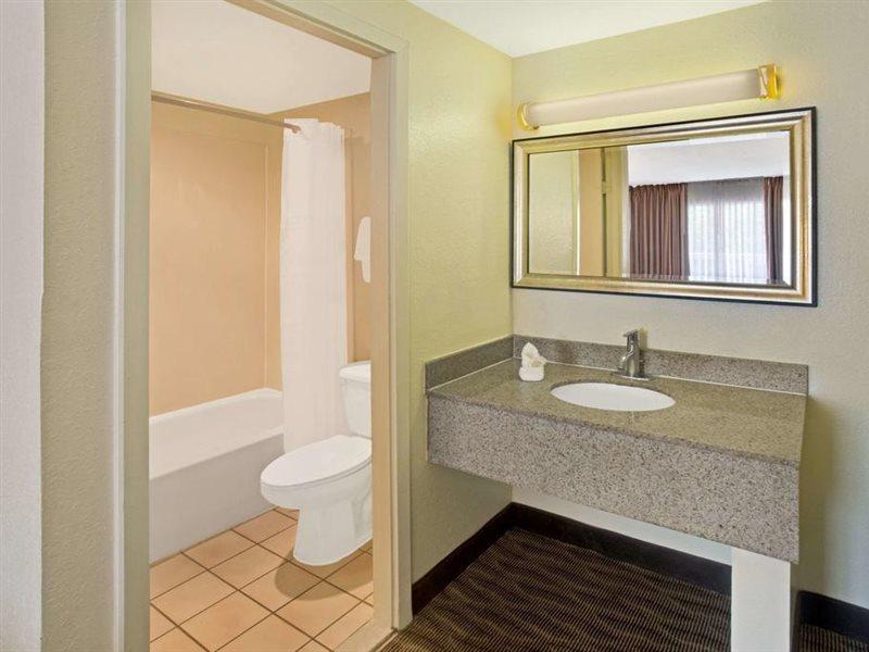 Days Inn By Wyndham Silver Spring Bagian luar foto
