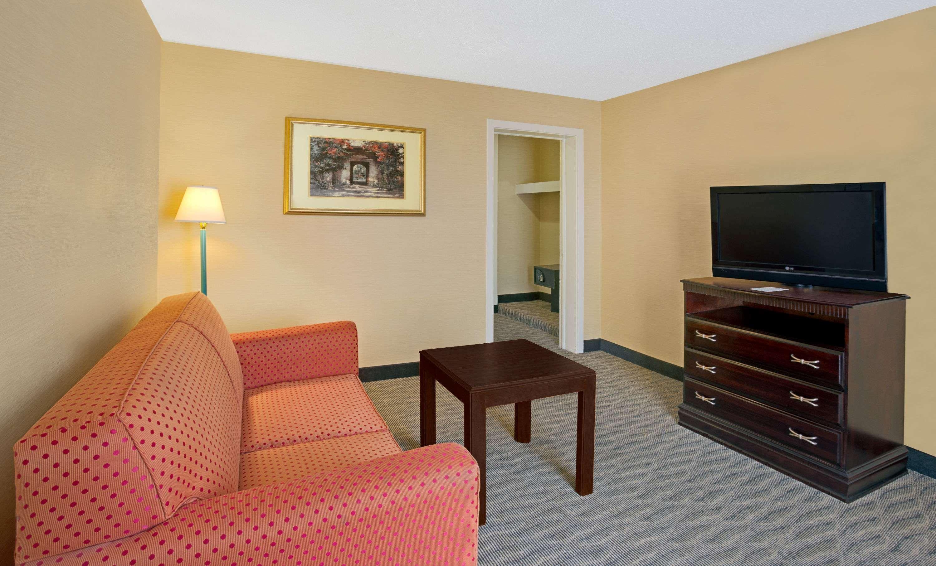 Days Inn By Wyndham Silver Spring Bagian luar foto