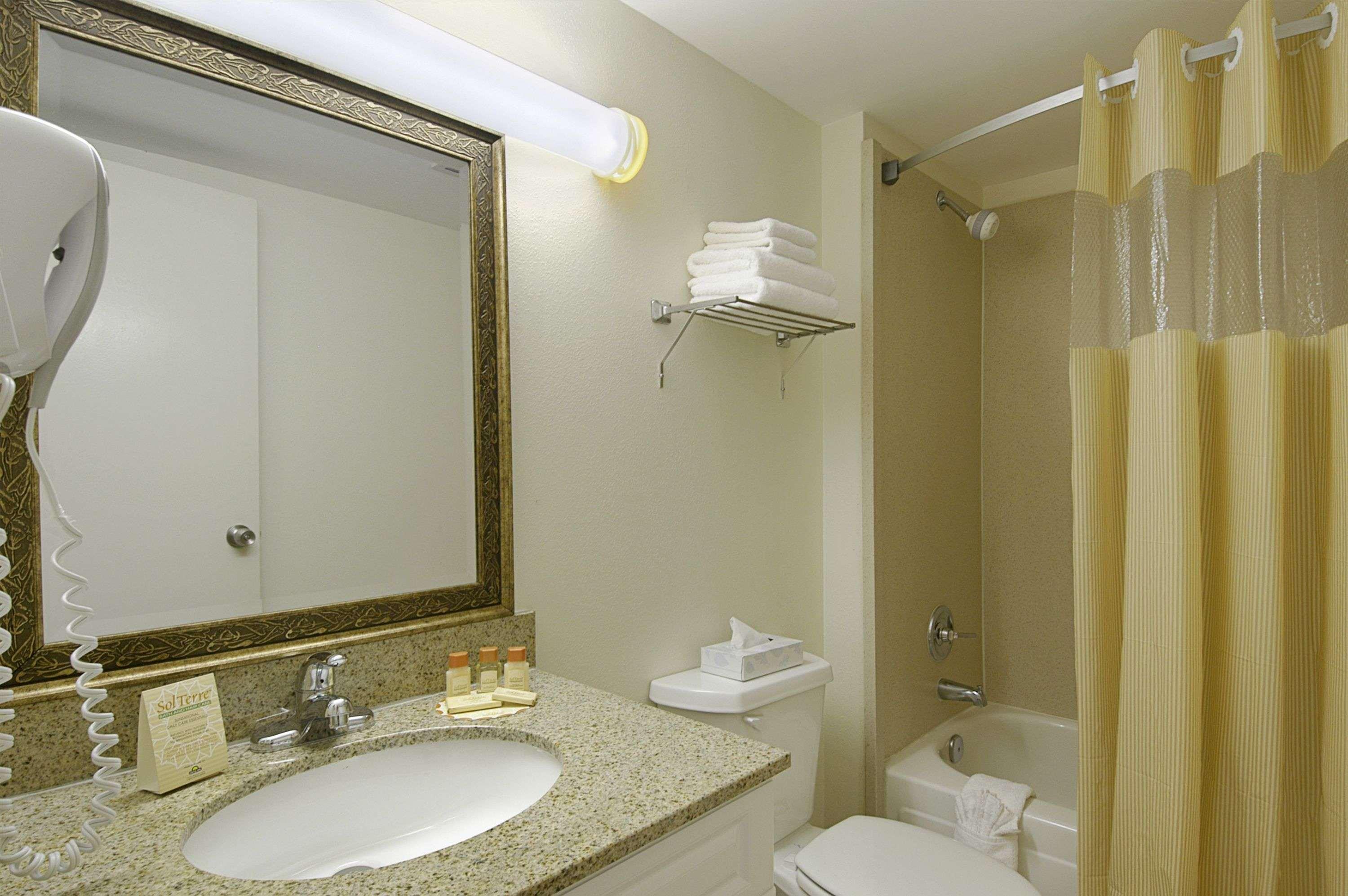 Days Inn By Wyndham Silver Spring Bagian luar foto