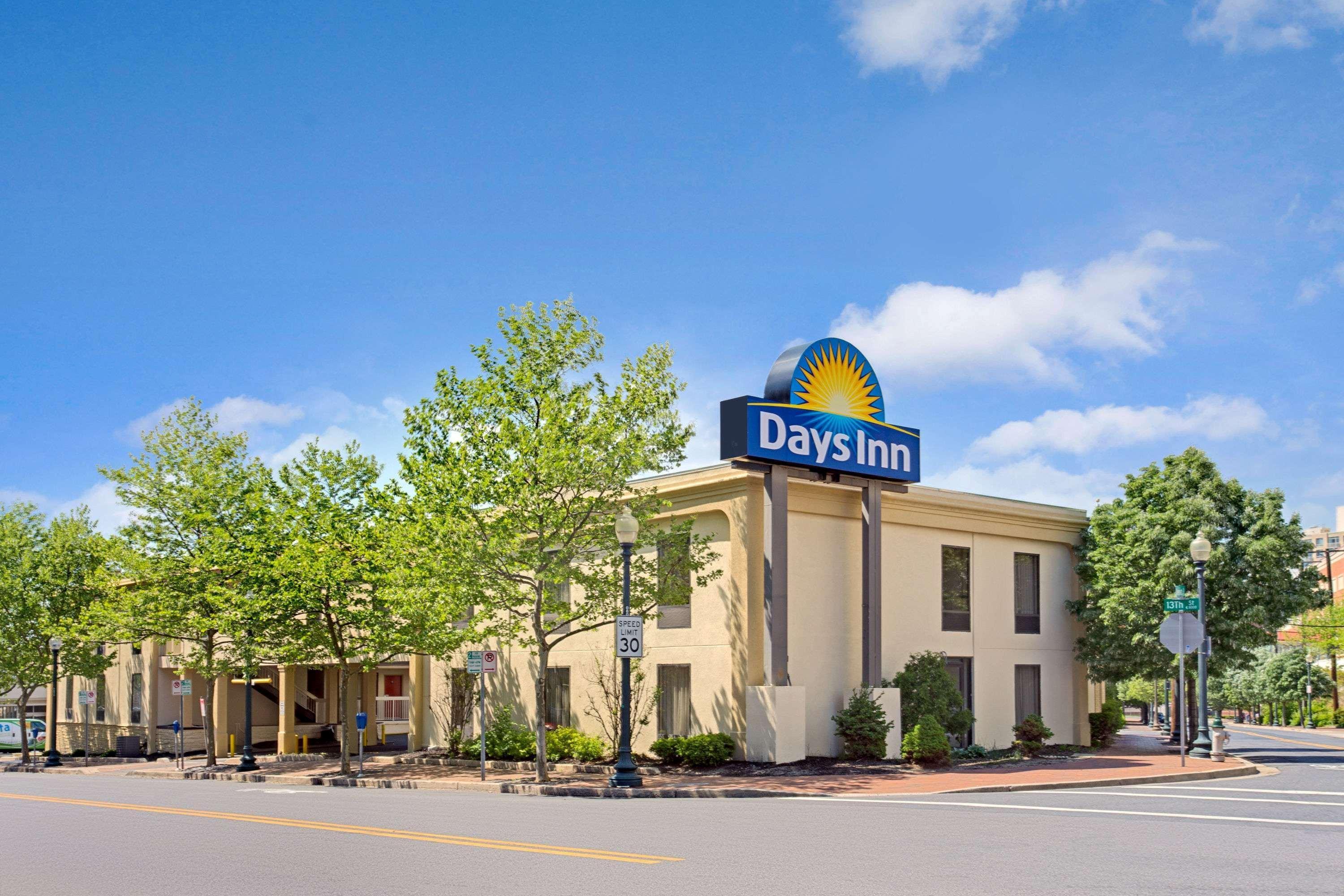 Days Inn By Wyndham Silver Spring Bagian luar foto