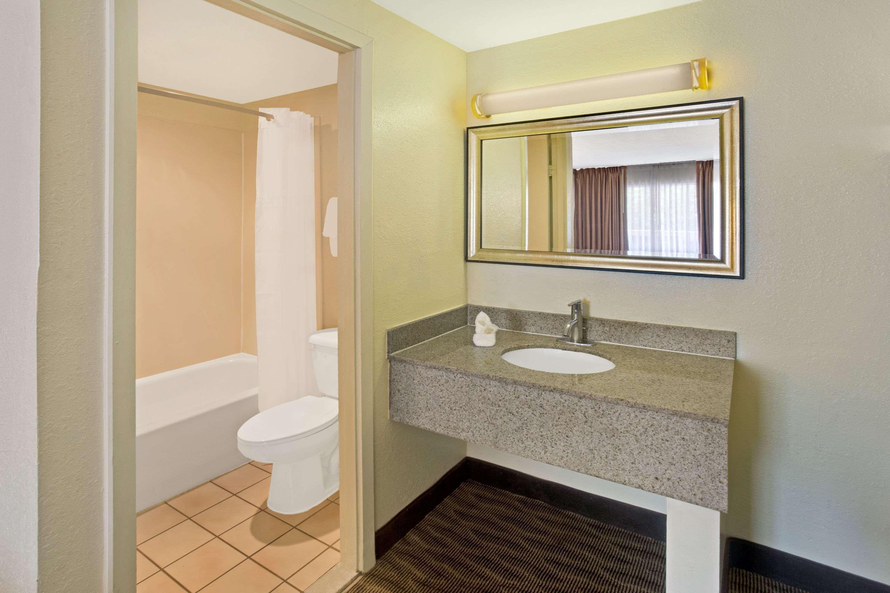 Days Inn By Wyndham Silver Spring Bagian luar foto