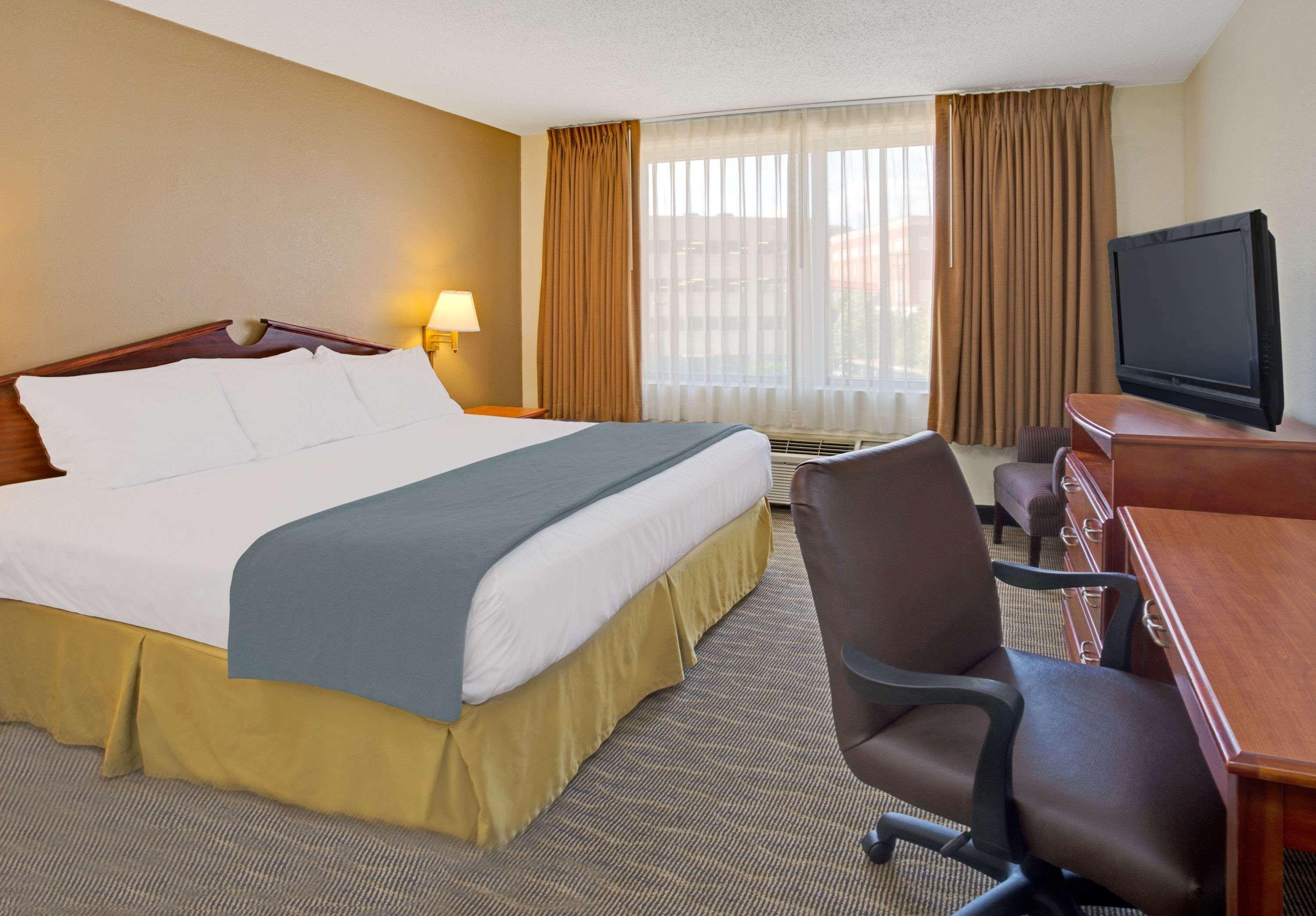 Days Inn By Wyndham Silver Spring Bagian luar foto