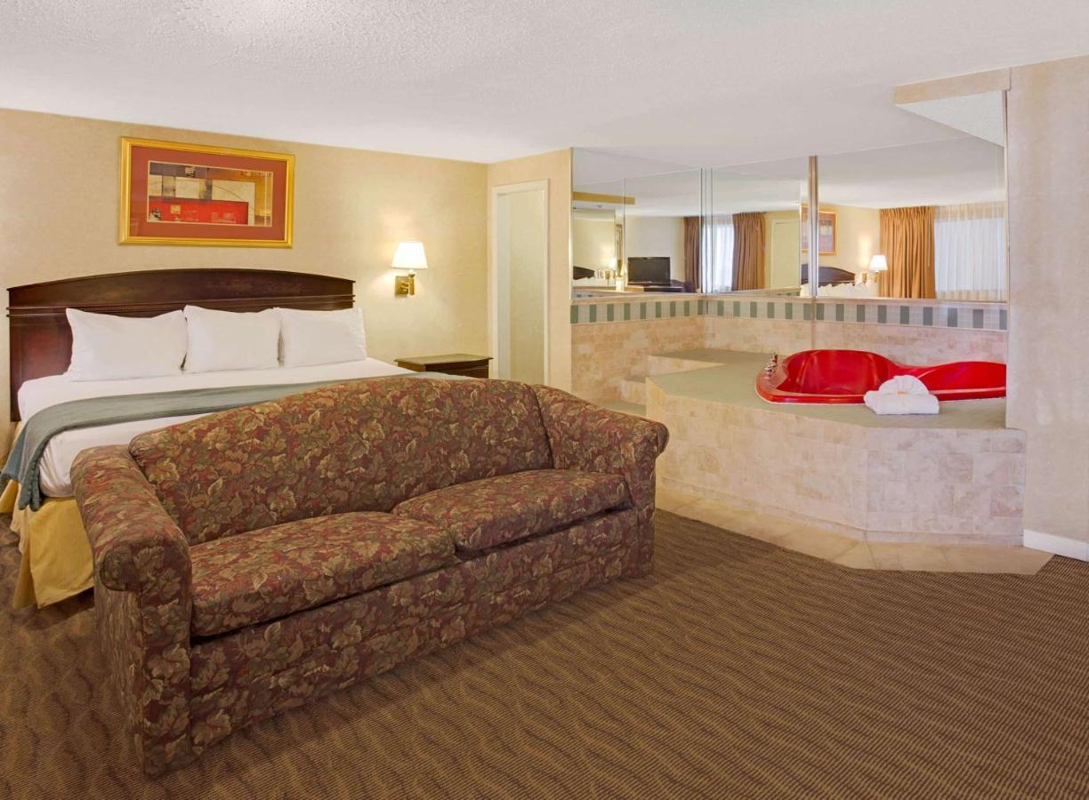 Days Inn By Wyndham Silver Spring Bagian luar foto