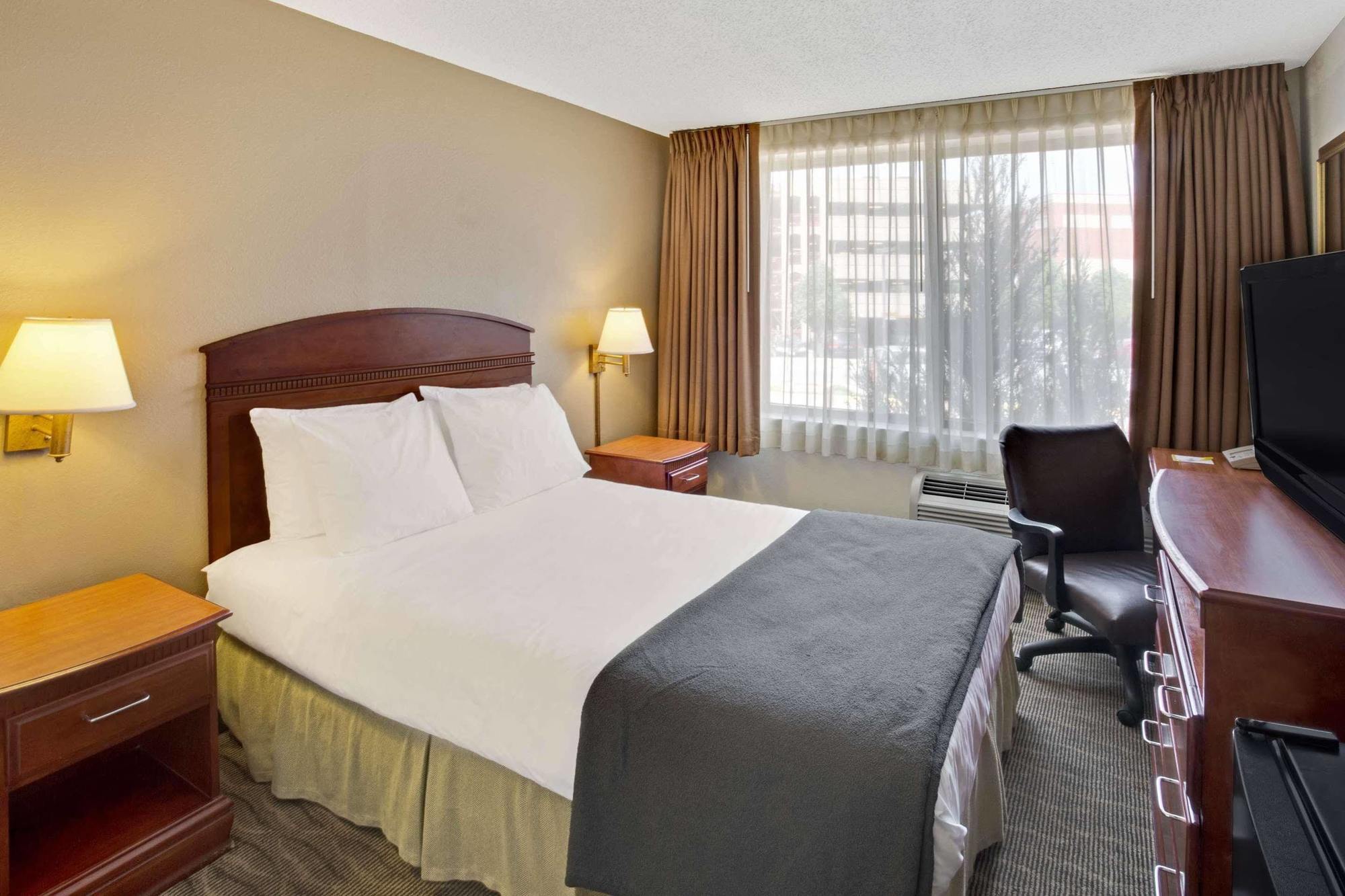 Days Inn By Wyndham Silver Spring Bagian luar foto