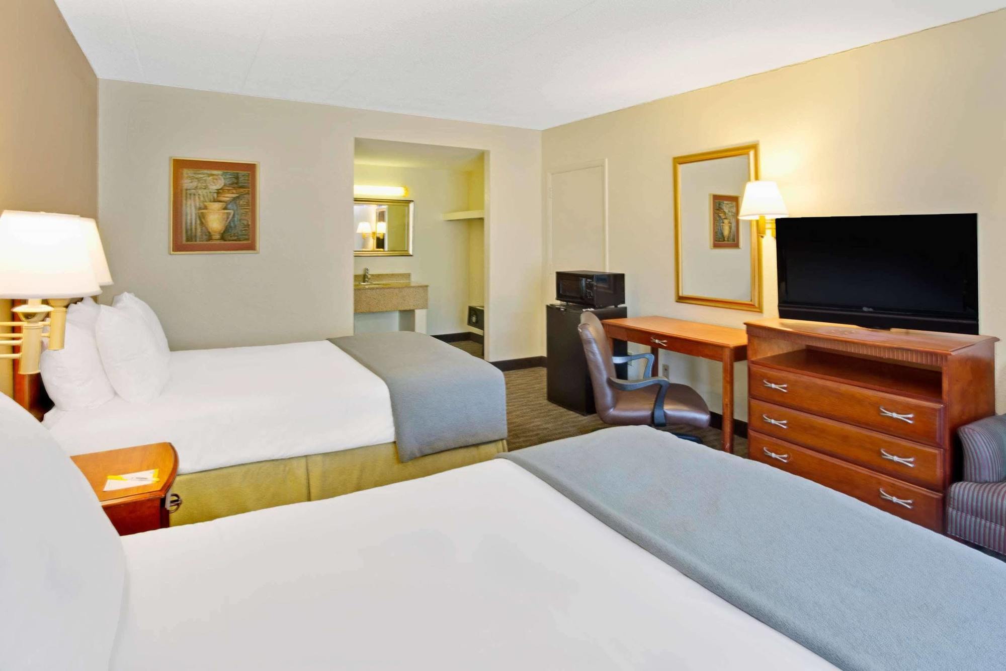 Days Inn By Wyndham Silver Spring Bagian luar foto