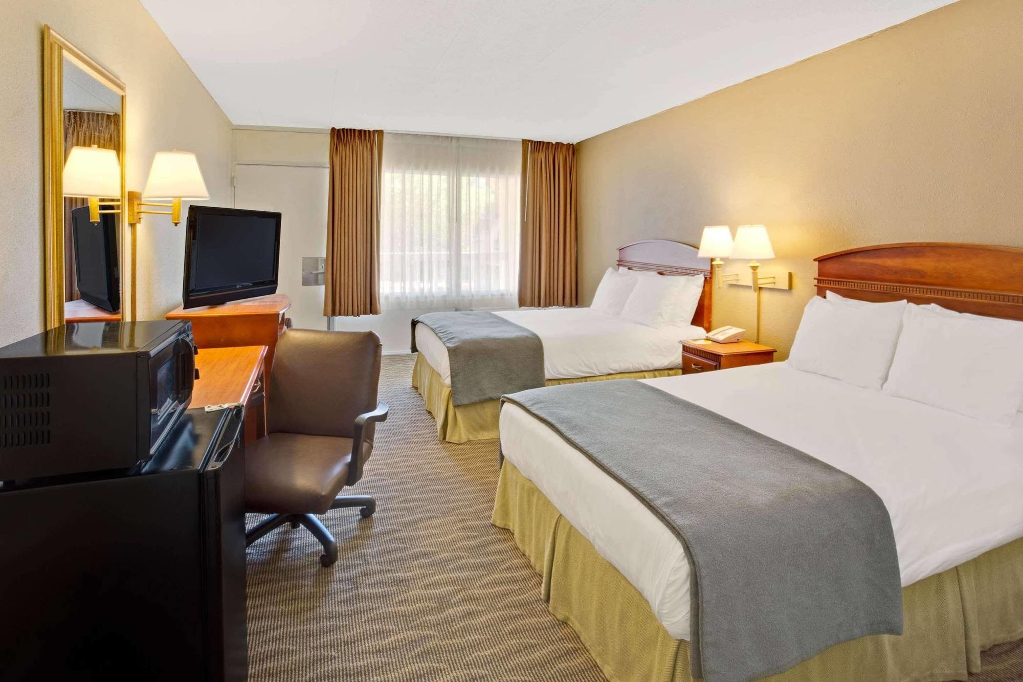 Days Inn By Wyndham Silver Spring Bagian luar foto